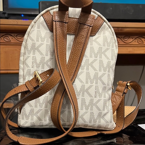 Michael Kors Cream and Gold Shoulder Bag - Picture 2 of 2